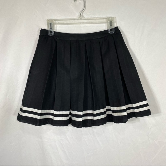 Hot Topic Pleated Black & White Stripes Mini Cheer Skirt - Picture 4 of 6